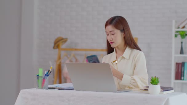 Portré Gyönyörű Üzleti Ázsiai Dolgozik Online Laptop Otthon Válaszoljon Hívást — Stock videók