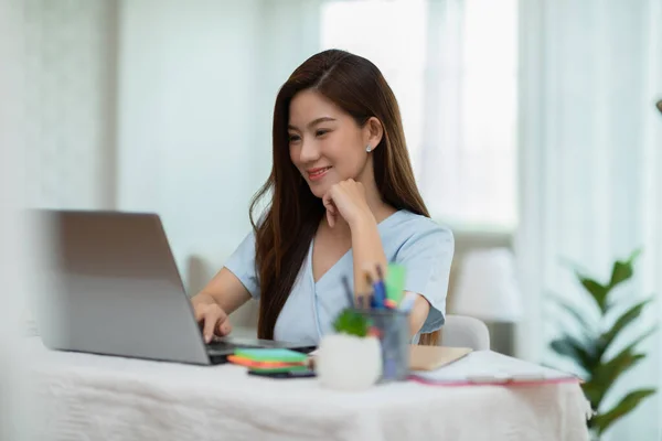 自宅でラップトップでオンライン作業美しいビジネスアジアの若い女性の起業家 自宅でオンライン販売マーケティングを作業フリーランスの女性 中小企業スタートアップコンセプト — ストック写真
