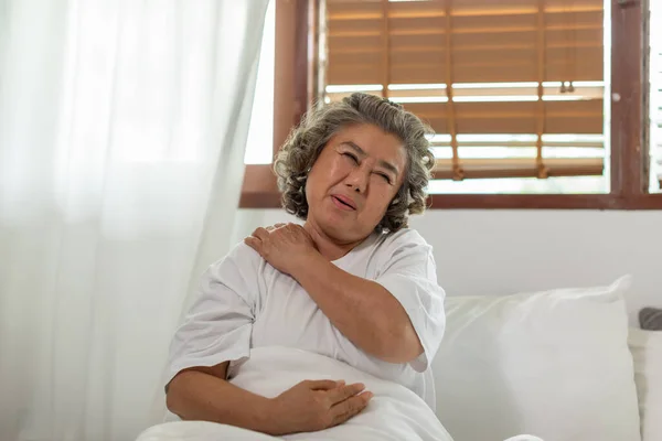 Старша Азіатка Старша Жінка Білими Волосками Біль Плечах Недуги Ліжку — стокове фото