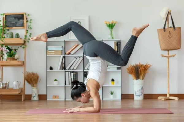 Tenang Wanita Asia Yang Menarik Berlatih Yoga Forearm Stand Atau — Stok Foto