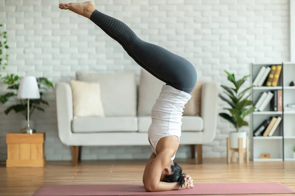 Tenang Dari Wanita Asia Yang Menarik Berlatih Yoga Handstand Pose — Stok Foto