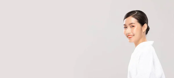 Güzel Asyalı Kadın Pankartı Temiz Taze Tenli Bornoz Gülüşü Beyaz — Stok fotoğraf