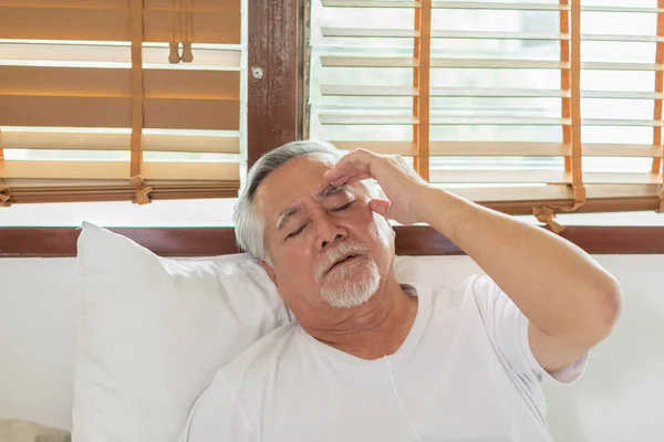 Pria Senior Asia Pria Kulit Putih Sakit Kepala Dan Migrain — Stok Foto