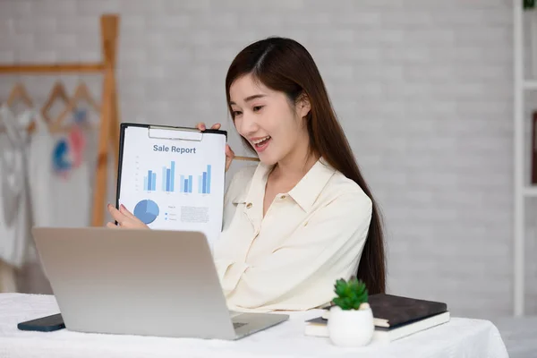 アジアの若い女性は 販売報告書を提示ビジネスチームと自宅オンライン会議から仕事や自宅で顧客と話をビジネス女性のビデオ会議 ラップトップ上の若い起業家の仕事 — ストック写真