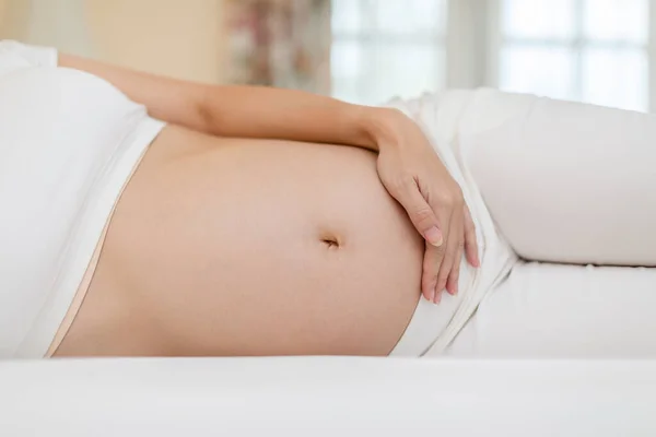 Glad Vacker Gravid Asiatisk Kvinna Liggande Sängen Leende Och Sova — Stockfoto