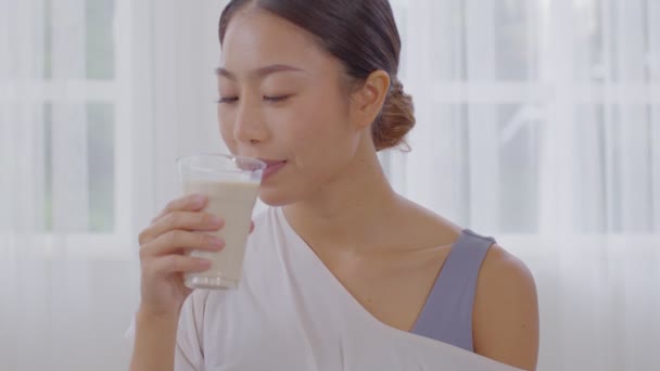 아시아 가정에서 우유를 마시는 우유를 — 비디오