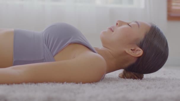 Calme Femme Asiatique Pratique Yoga Corps Mort Savasana Pose Avec — Video