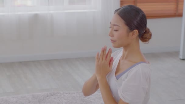 Calm Athletic Asian Woman Sportwear Practice Yoga Sun Salutation Breathing — Stockvideo