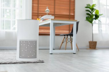 Evdeki toz PM2.5 HEPA ve virüsü filtrelemek ve temizlemek için rahat beyaz yatak odasındaki hava temizleyicisi, temiz hava ve sağlıklı yaşam için, hava kirliliği kavramı