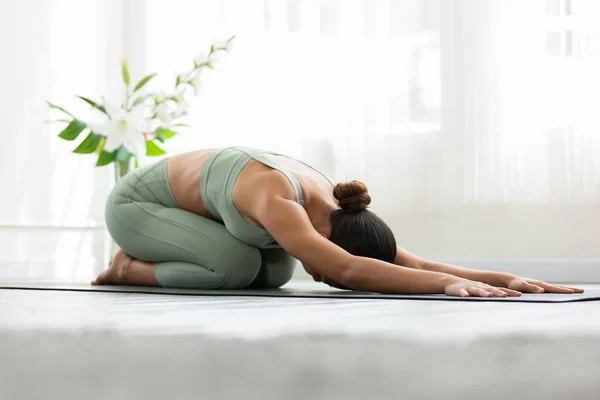 Sidovy Asiatisk Kvinna Bär Gröna Sportkläder Gör Yoga Motion Yoga — Stockfoto