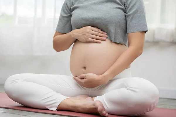 Happy Calm Gravid Kvinna Sitta Yogamatta Och Smeka Sin Stora — Stockfoto