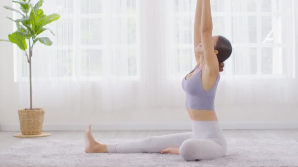 Happy Athletic Aziatische Vrouw Oefenen Yoga Stretching Pose Voor Het — Stockvideo