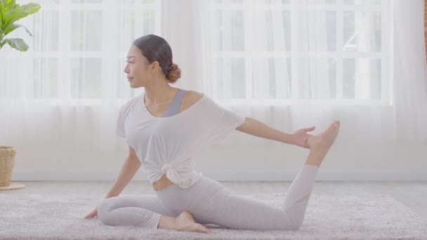 Side View Asian Woman Doing Yoga Oefening Yoga One Legged — Stockvideo