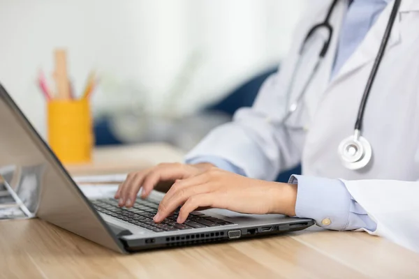 Menutup Tangan Dokter Mengetik Komputer Laptop Meja Dokter Dengan Stetoskop — Stok Foto