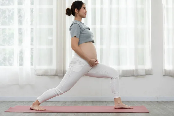 Happy Calm Gravid Kvinna Sitta Yogamatta Och Stretching Uppvärmning För — Stockfoto