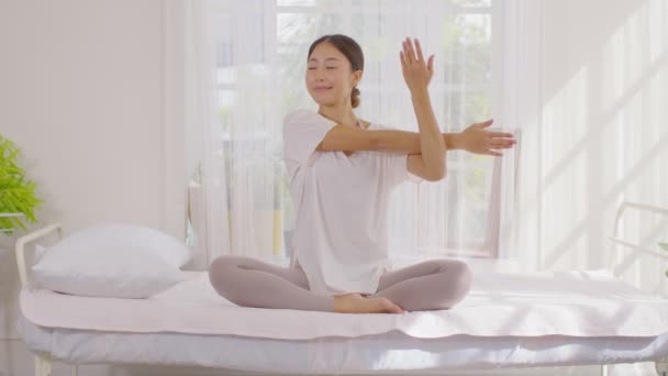 Calme Bien Être Asiatique Jeune Femme Assise Sur Lit Respirant — Video