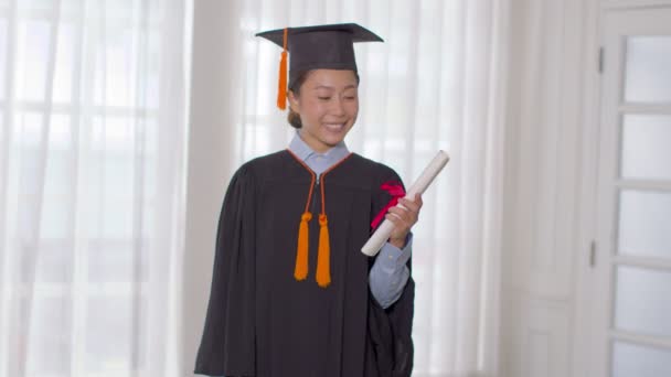 Aziatisch Afgestudeerd Cap Toga Glimlach Holding Certificaat Diploma Trots Jezelf — Stockvideo