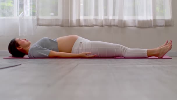 Calme Femme Asiatique Enceinte Pratique Yoga Corps Mort Savasana Pose — Video