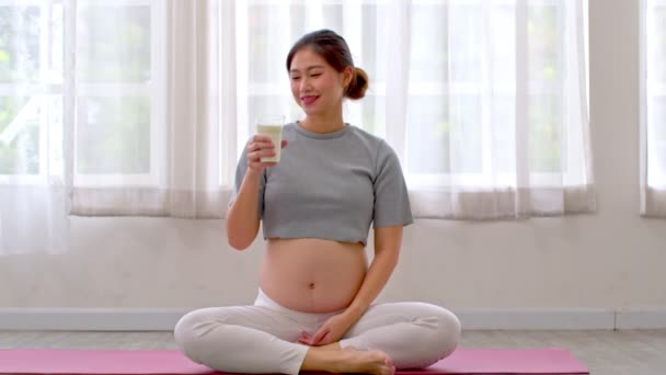 Zwangere Aziatische Vrouw Drinken Van Verse Melk Goede Bron Van — Stockvideo