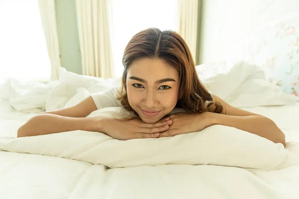 Cantik Menarik Wanita Asia Tersenyum Setelah Tidur Dan Mimpi Manis — Stok Foto