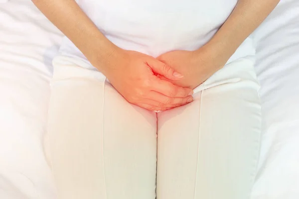 Frau Hat Blasenschmerzen Wenn Sie Nach Dem Aufwachen Schlafzimmer Auf — Stockfoto