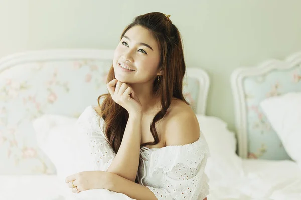 Wanita Asia Yang Cantik Duduk Tempat Tidur Dan Tersenyum Dengan — Stok Foto