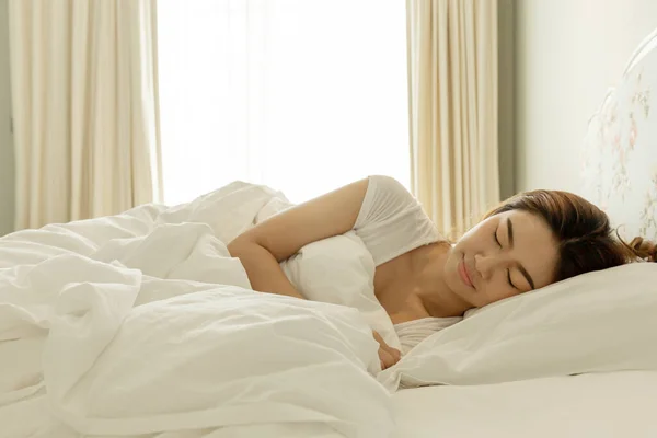 Mooie Aantrekkelijke Aziatische Vrouw Slapen Zoete Droom Bed Slaapkamer Ochtend — Stockfoto