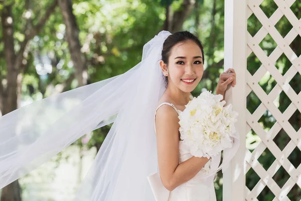 Beautiful Attractive Asian Bride Woman Mengenakan Gaun Pengantin Dan Memegang — Stok Foto