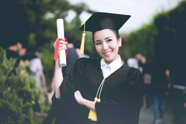 Atractiva Hermosa Mujer Asiática Graduada Gorra Vestido Sonrisa Con Sentimiento —  Fotos de Stock