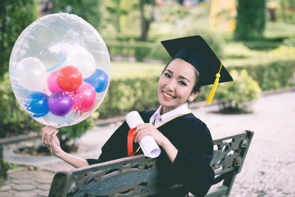 Lulusan Menarik Yang Indah Merayakan Dengan Balon Dan Sertifikat Tangannya — Stok Foto