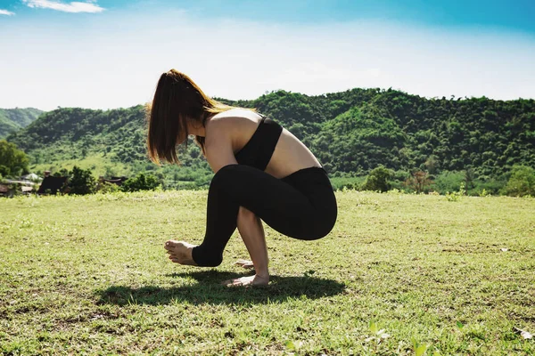 Asian Woman Practice Yoga Bhujapidasana Arm Pressing Pose Pose Stretching — Stock Photo, Image