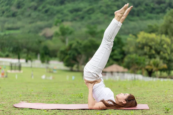 Красивая Привлекательная Азиатка Сидя Циновке Yoga Практике Salamba Sarvangasana Конечности — стоковое фото