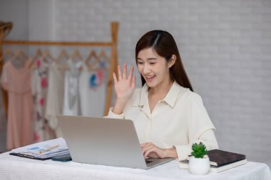 Asyalı genç kadın iş dünyası ya da aile ile VDO konferansı, sosyal medyada canlı yayın yapan genç kız, ev konseptinde yaşam tarzı