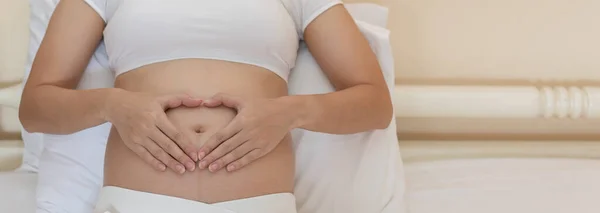 Banner Närbild Finger Gravid Kvinna Hålla Magen Gör Forma Ett — Stockfoto