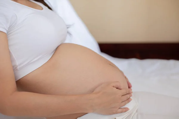 Happy Pregnant Woman Sitter Sängen Håller Och Smeker Sin Stora — Stockfoto