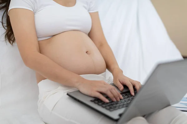 Gravid Affärskvinna Sitter Och Arbetar Laptop Med Försäljning Rapport Tablett — Stockfoto