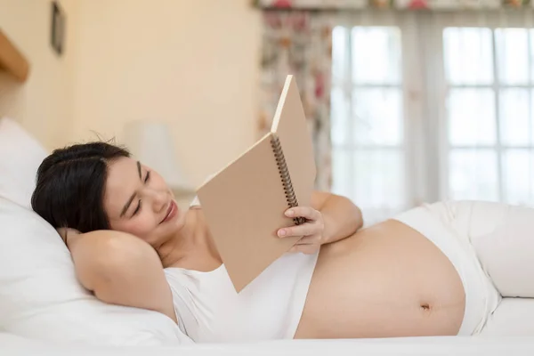 Happy Pregnant Woman Ligger Sängen Hålla Bok Och Läsa För — Stockfoto