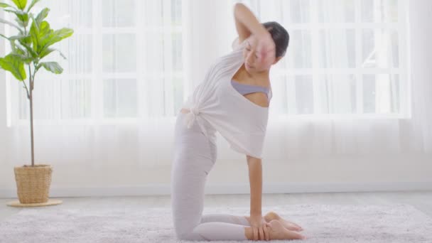 Çekici Asyalı Kadın Ustrasana Yoga Pozu Yoga Pozisyonu Yoga Devesi — Stok video