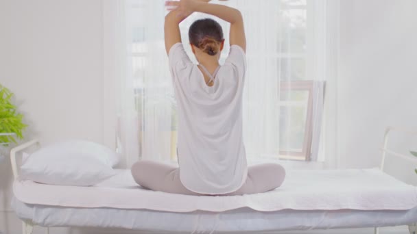 Kalm Van Wellness Aziatische Jonge Vrouw Zitten Bed Ademhaling Stretching — Stockvideo