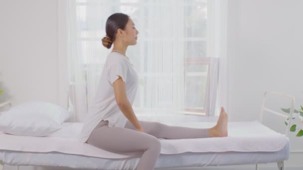 Lugn Wellness Asiatisk Ung Kvinna Sitta Sängen Andas Och Stretching — Stockvideo