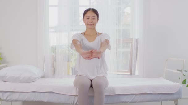 Calmo Bem Estar Mulher Asiática Jovem Sentar Cama Respirando Alongamento — Vídeo de Stock