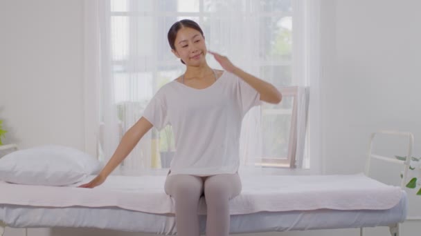 Спокойствие Оздоровления Азиатская Молодая Женщина Сидеть Кровати Дыхание Растяжения Прежде — стоковое видео