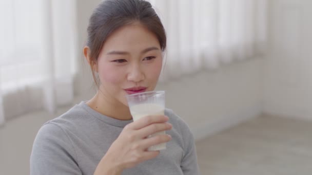 Jeune Femme Asiatique Bonne Santé Boire Lait Avec Calcium Pour — Video