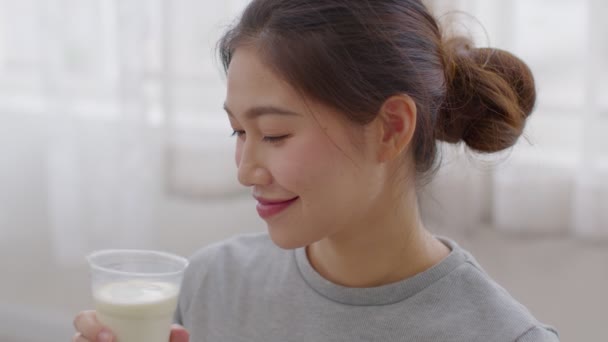 아시아 집에서 칼슘으로 우유를 마시는 우유를 우유가 — 비디오