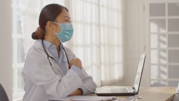 Doctora Asiática Profesional Que Consulta Paciente Embarazada Doctora Inteligente Que — Vídeo de stock