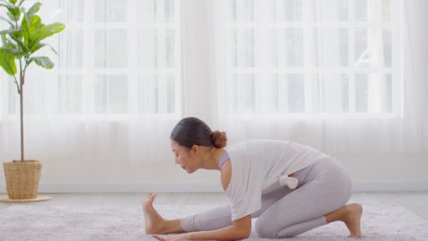 Lugn Wellness Asiatisk Ung Kvinna Sitta Sängen Andas Och Stretching — Stockvideo