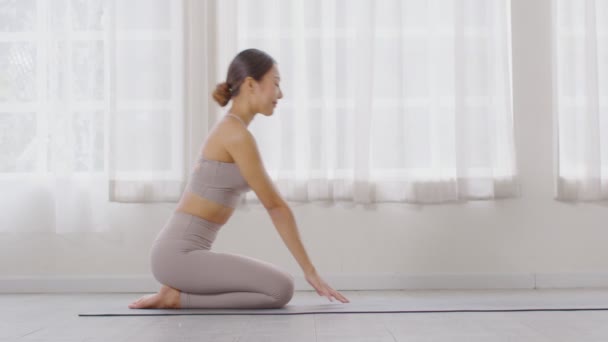 Happy Athletic Asian Kobieta Ćwiczyć Jogę Rozciągając Otwarte Ramię Pozować — Wideo stockowe