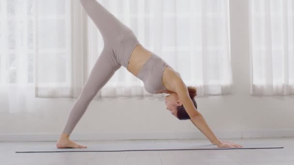 Lugn Attraktiv Asiatisk Kvinna Utövar Yoga Wild Thing Till Andning — Stockvideo