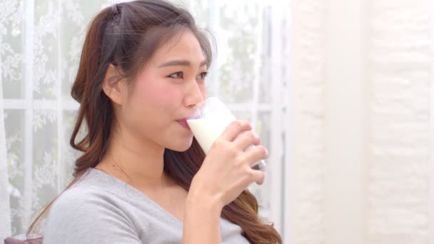 Jeune Femme Asiatique Bonne Santé Boire Lait Avec Calcium Pour — Video