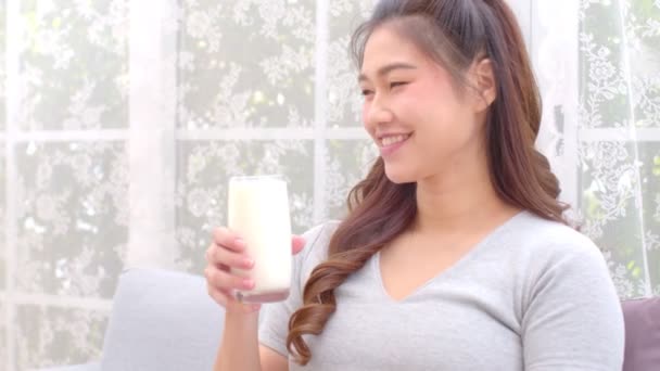 Mulher Asiática Jovem Saudável Beber Leite Com Cálcio Para Osso — Vídeo de Stock